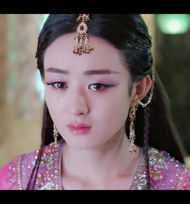 杨幂在美人天下中饰演的宸妃,是一个叫青鸾的细作,制造机会,假意亲近
