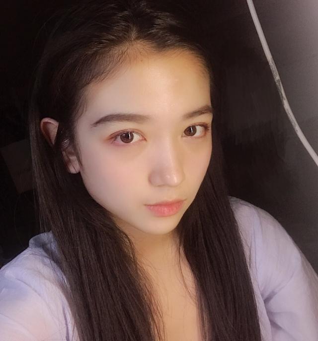 不过我今天要分享的是,戏外黄澄澄化桃花妆出镜,饰演黄澄澄的演员名叫