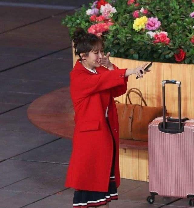 在春晚的小品中,杨紫穿这一件红色的大衣,整个人看上去魅力十足,看
