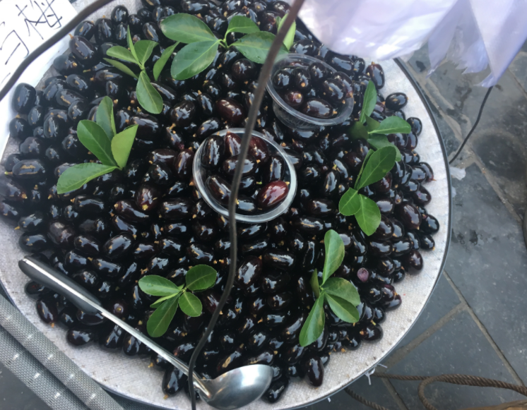 女子花高价买野生乌梅,带回住处清洗后,顺手一尝,直呼上当受骗