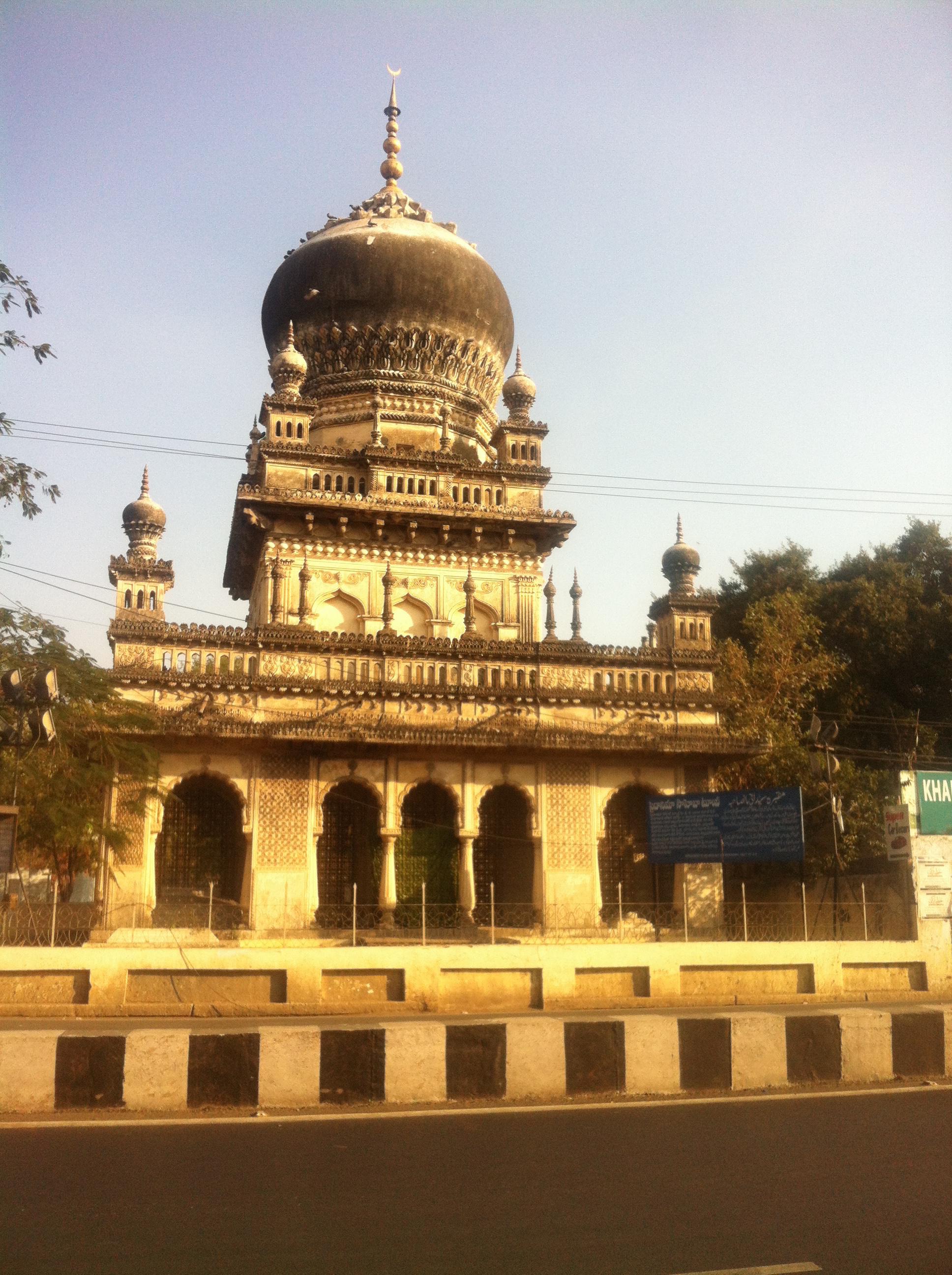 随着莫卧儿的第六个皇帝奥朗则布在德干高原打败了各个小国,海德拉巴