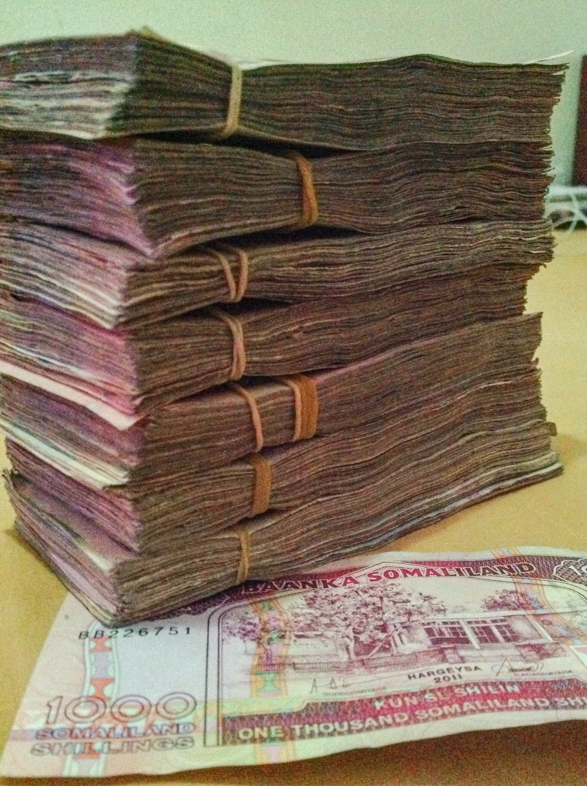 索马里兰:钞票一捆一捆摆在街上无人过问,银行用手推车运钱不用安保