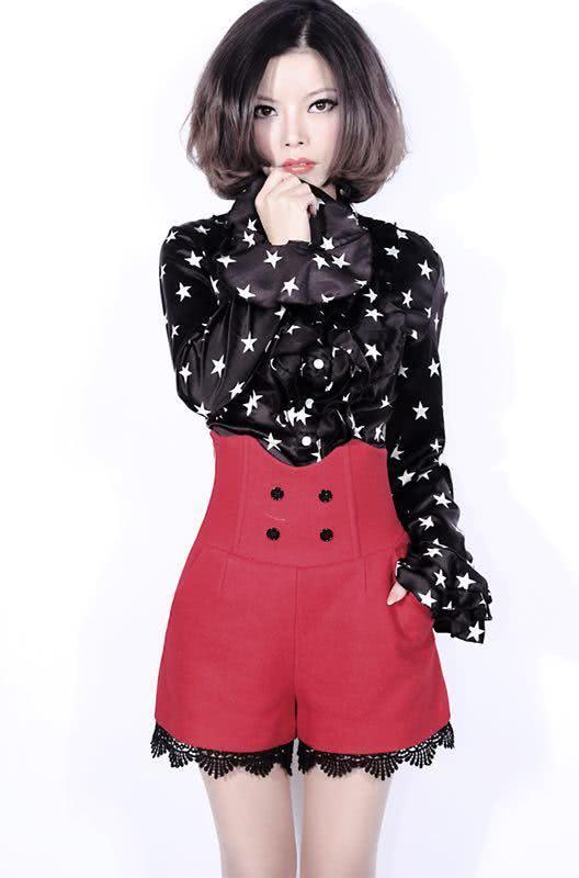 是当地正宗的黄梅戏演员,得天独厚的风土人情给予了慕容晓晓善良大方