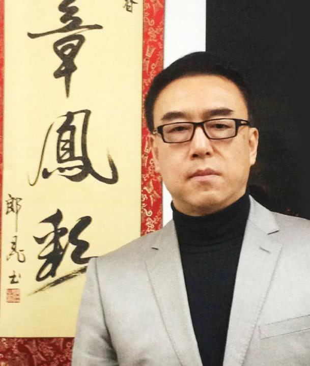 她出身农村,曾是运动员,受伤后退役成为名模,前夫是央视导演