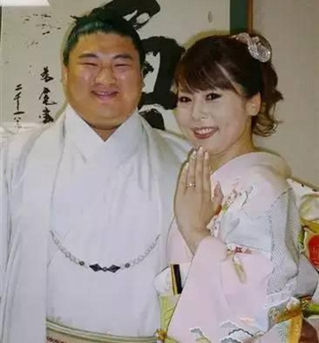 日本350斤相扑大将宣布退役,美女娇妻却直言:有压力!