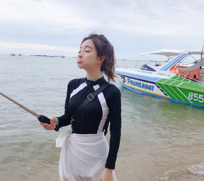 冯提莫秀出罕见比基尼美照 可比别的女主播裹得严实多了