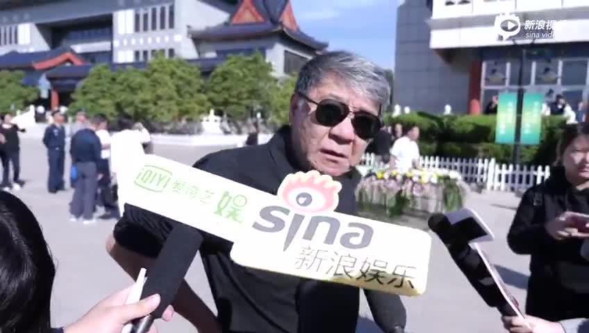郑晓龙现身朱旭追悼会