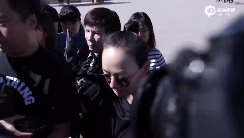 宋丹丹现身朱旭追悼会
