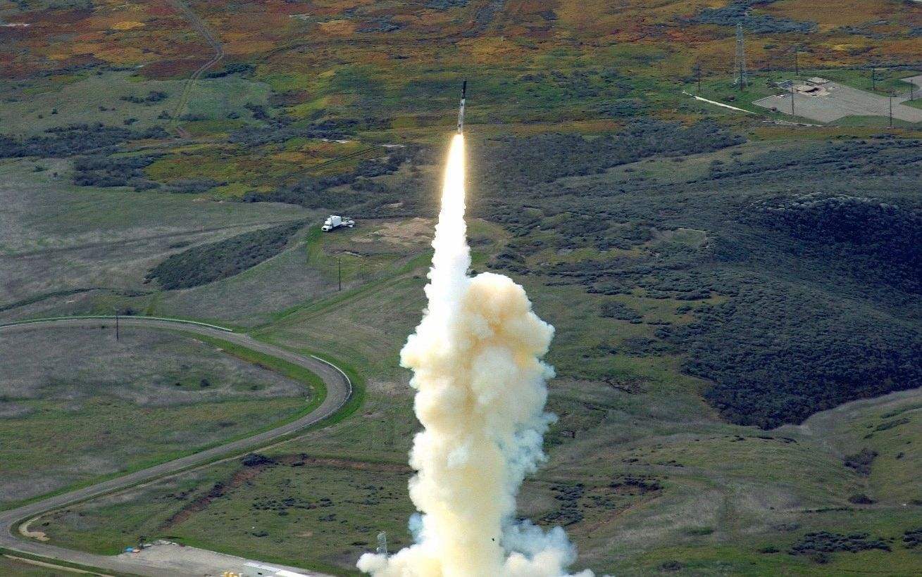 一枚洲际导弹飞向加州,美军两枚导弹升空拦截,指挥中心欢呼一片