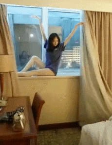 搞笑gif看妹子这表情你一顿揍是少不了