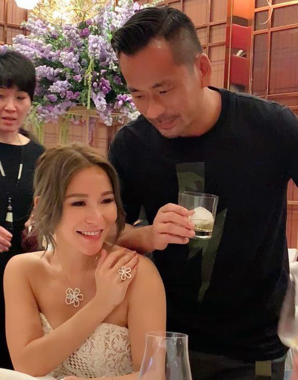 洗米华一家四口幸福合影,洗米嫂露出开心笑容