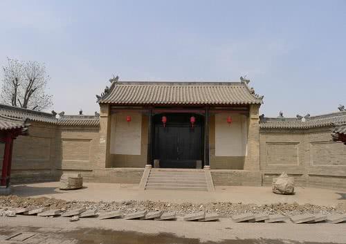 大门的朝向在古代还有很多的说法,像"门下水出,财物不聚","门中有水坑