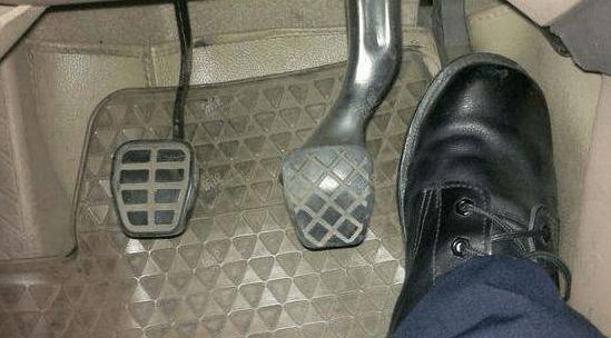 甭管车是自动挡还是手动挡,学会这样踩油门和刹车,再不怕踩错了