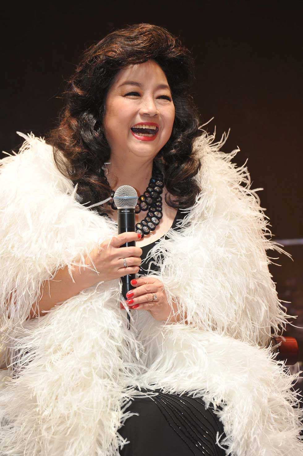 华仔发哥曾给她下跪,红磡连开43场演唱会,70岁徐小凤成这样