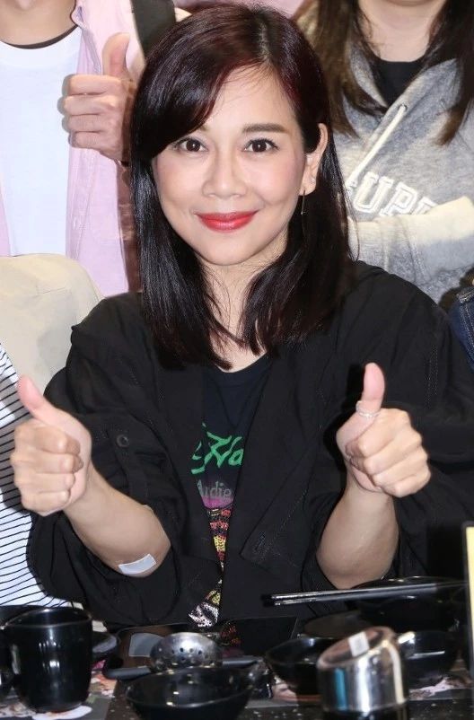 陈松伶拒认不育传闻与内地老公结婚8年坦言依旧想生孩子
