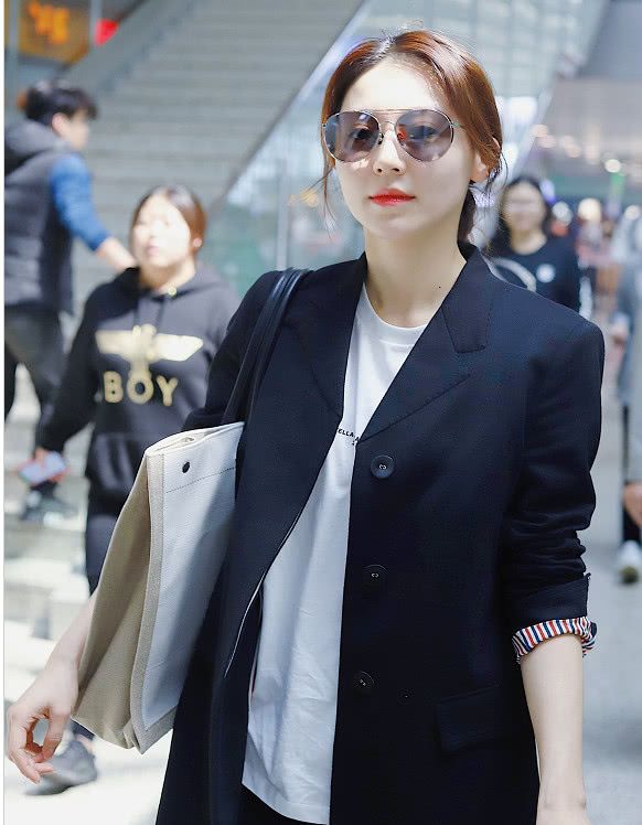 黄梦莹穿着黑色休闲西装戴着墨镜气场十足拎着布袋子依然走路带