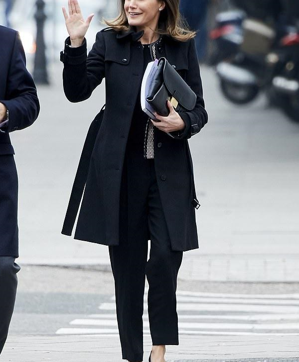 莱蒂齐亚穿黑色大衣,化身霸道女总裁,王后风韵犹存更显优雅!