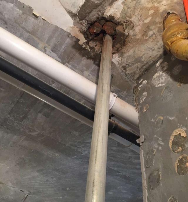 老房中的铁水管怎么处理好?业主这样做,引来很多邻居参观
