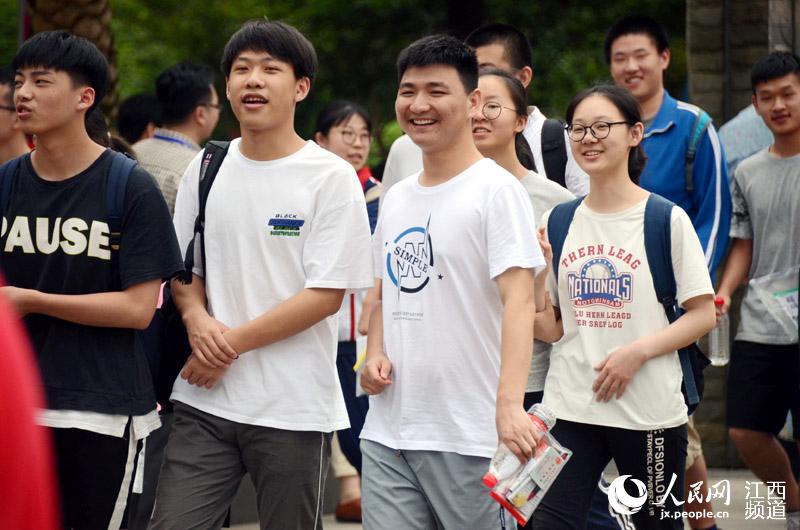 高清图:高考首日考试结束众考生信心满满走出考场