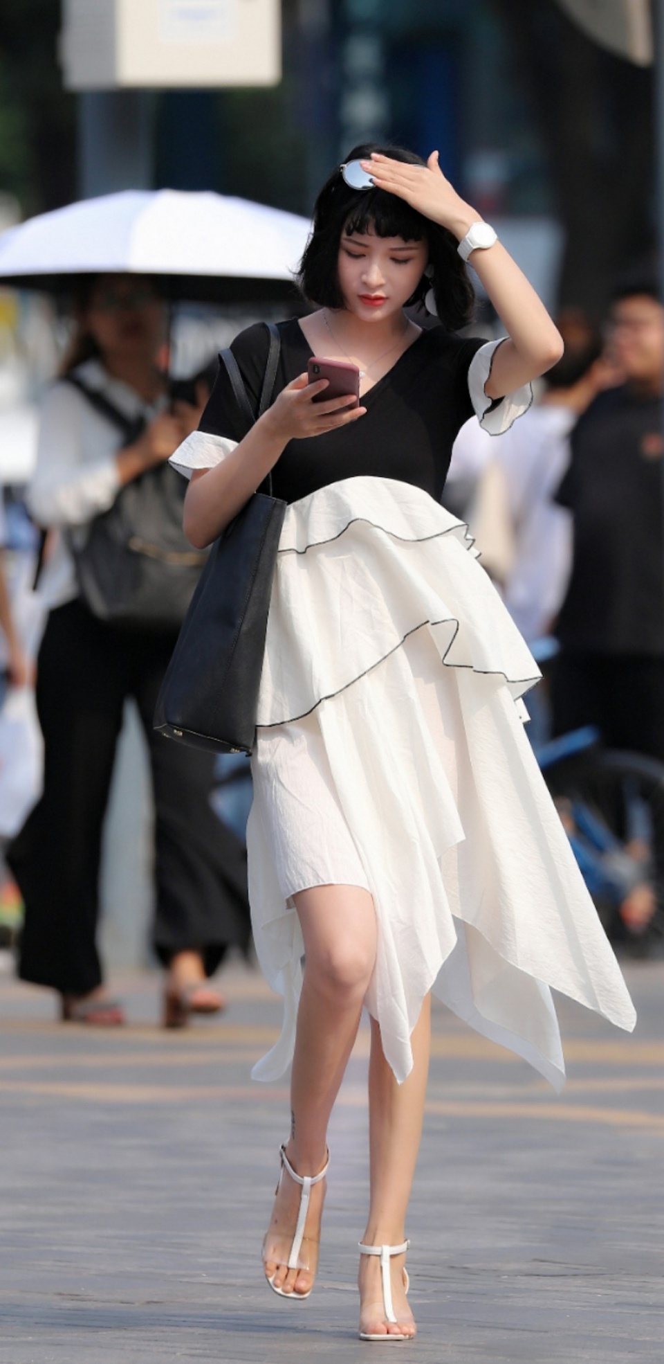 街拍:邂逅一枚白色短裙的小姐姐,大家说这身材好不好?