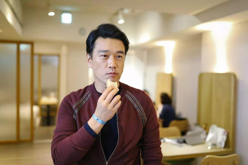 天生演有钱人的男演员,王耀庆娶初恋,靳东娶二婚,他悄悄结婚了