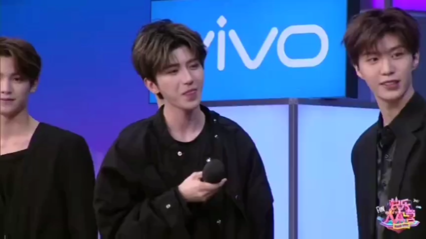 蔡徐坤快乐大本营未播花絮 蔡徐坤何炅微博互