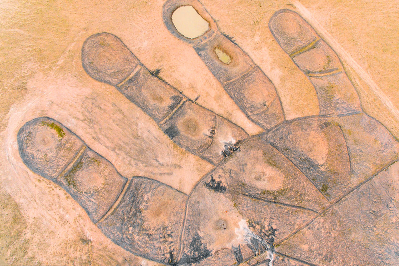 内蒙古超大掌印:占地约4万平方米,相当于100个篮球场大小!