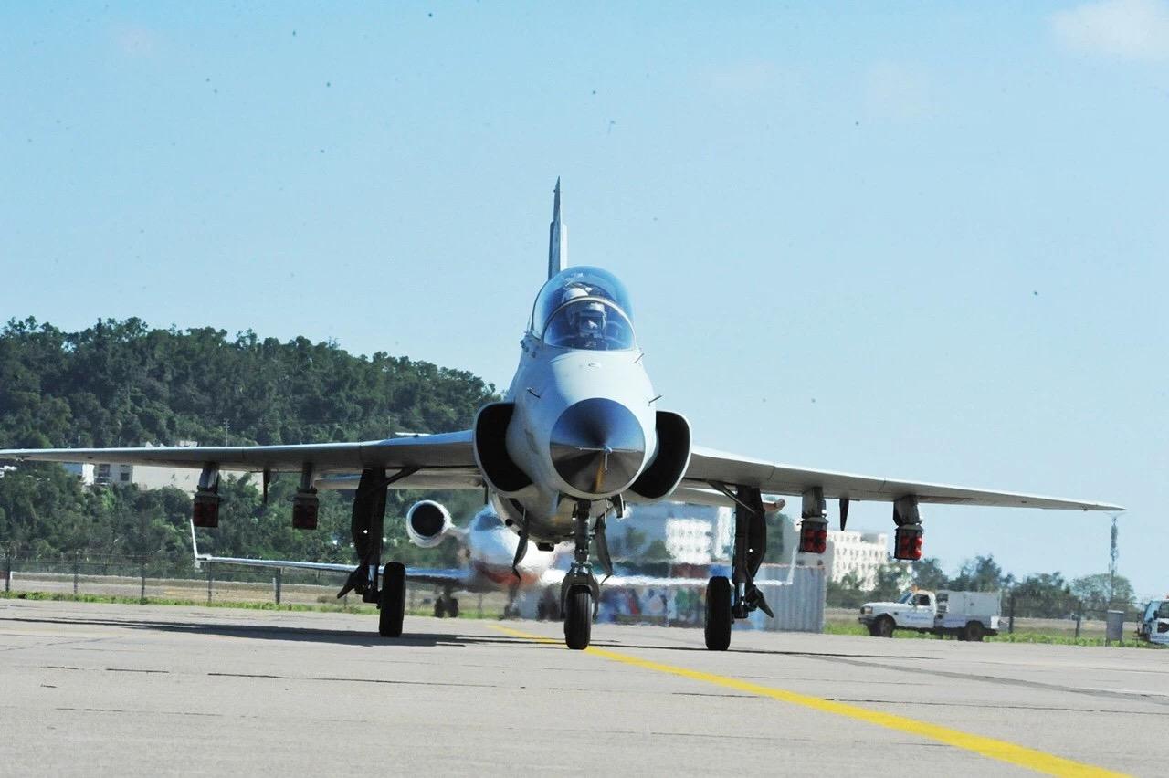 歼20光芒四射,魔改歼7却也疯狂,在珠海航展表演出尾冲动作