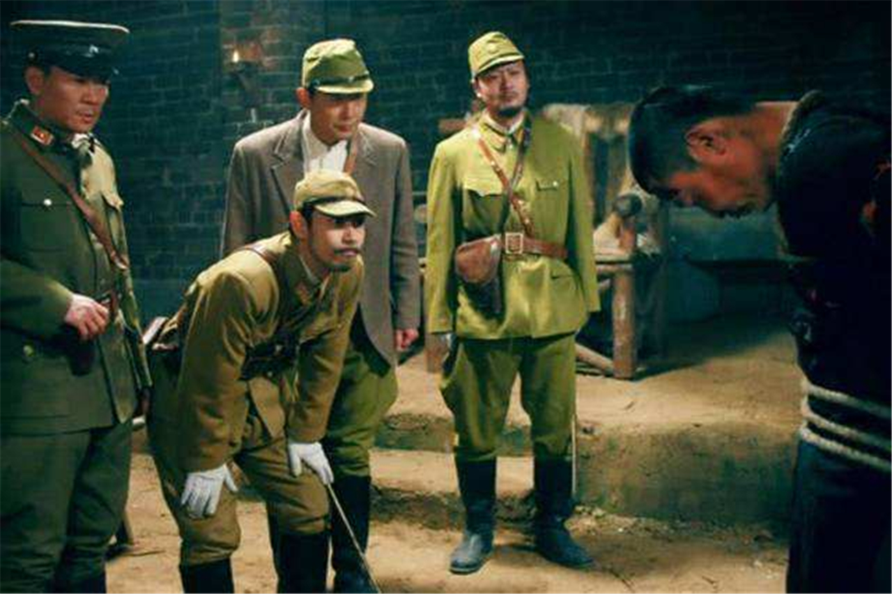 伪军也有血性,日本军官打了他一耳光,22岁的他掏出了枪