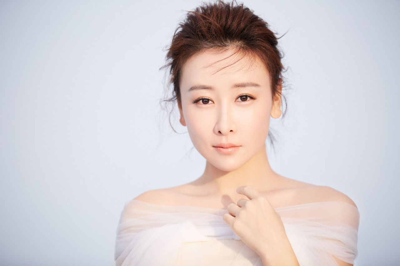 《丑女无敌》里的第一美女裴娜发博黑海关却被监控打脸,赶紧道歉