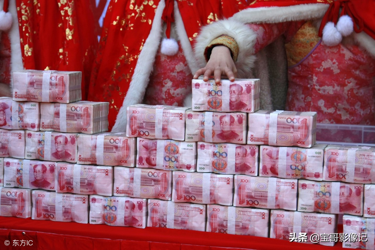 有钱的单位开年会发奖金老板员工喜笑颜开年终奖在路上