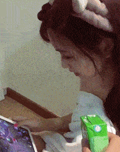 搞笑gif趣图:妹子这么独特喝水的方式我还是第一次见呢