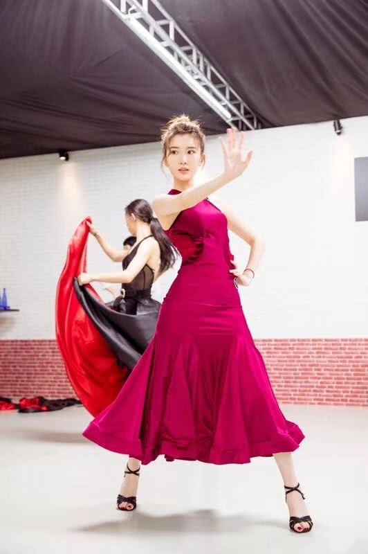 毛晓彤活出自我!穿小蓝裙跳桑巴舞惊艳众人,网友:心动