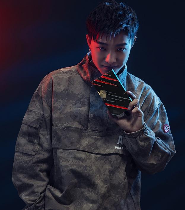 现在也被"心疼"了,他在最火的时候,还登上了《快乐大本营》,《王牌对