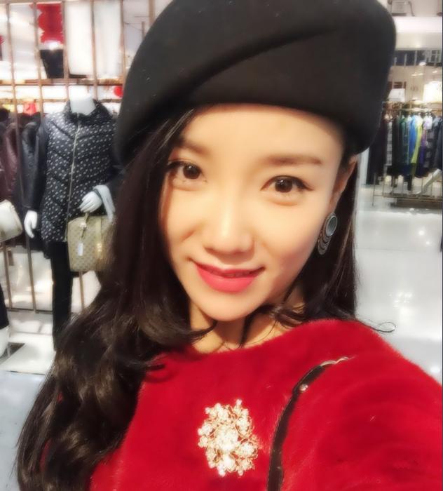 的一姐,文静的直播间还经常会出现刘老根大舞台上的一众笑星,小沈阳