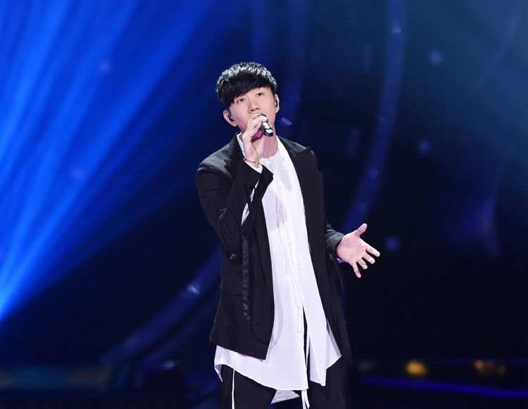 不顾家人反对进娱乐圈,现拼成一线明星,37岁还孑然一身