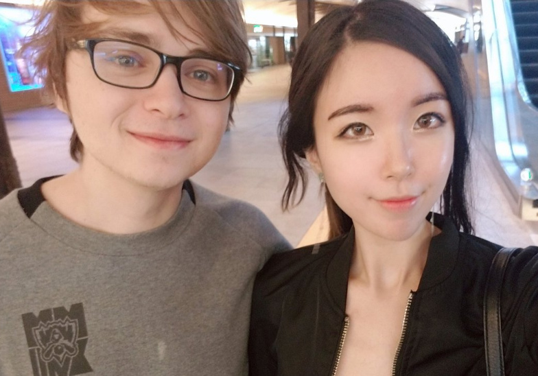 sneaky与女友已成为众人的模范?|女友|电子竞技|女朋友_新浪新闻