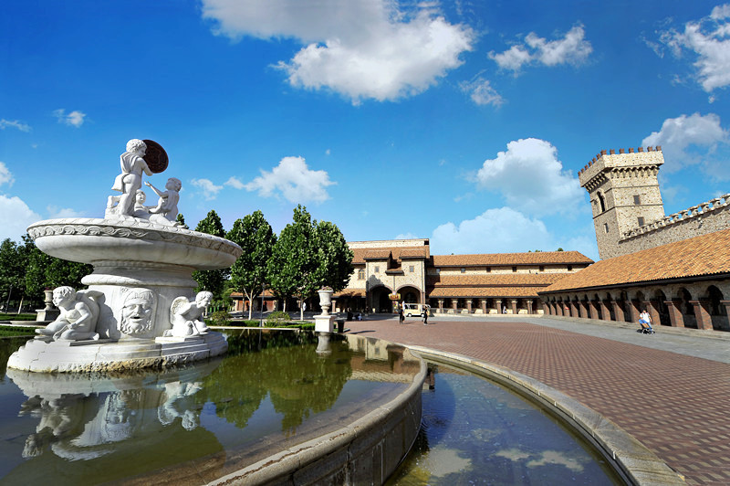 "绿色植树节,浪漫酒庄游"张裕瑞那城堡酒庄举办万人植树节活动