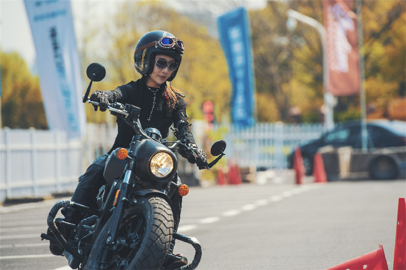 一批大牌摩托现杭州,地位堪比哈雷,且女骑士比摩托车还养眼!