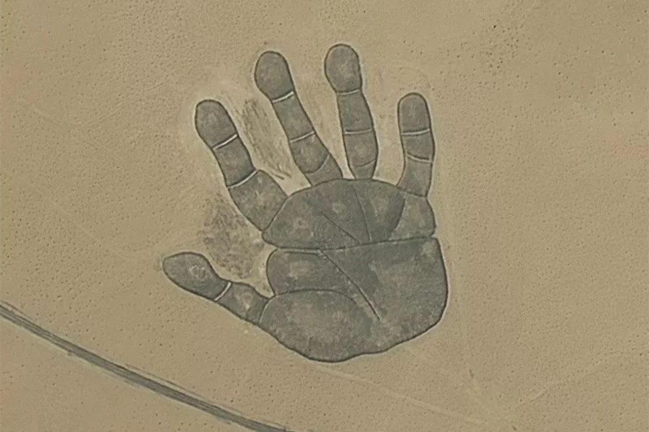 内蒙古超大掌印:占地约4万平方米,相当于100个篮球场大小!