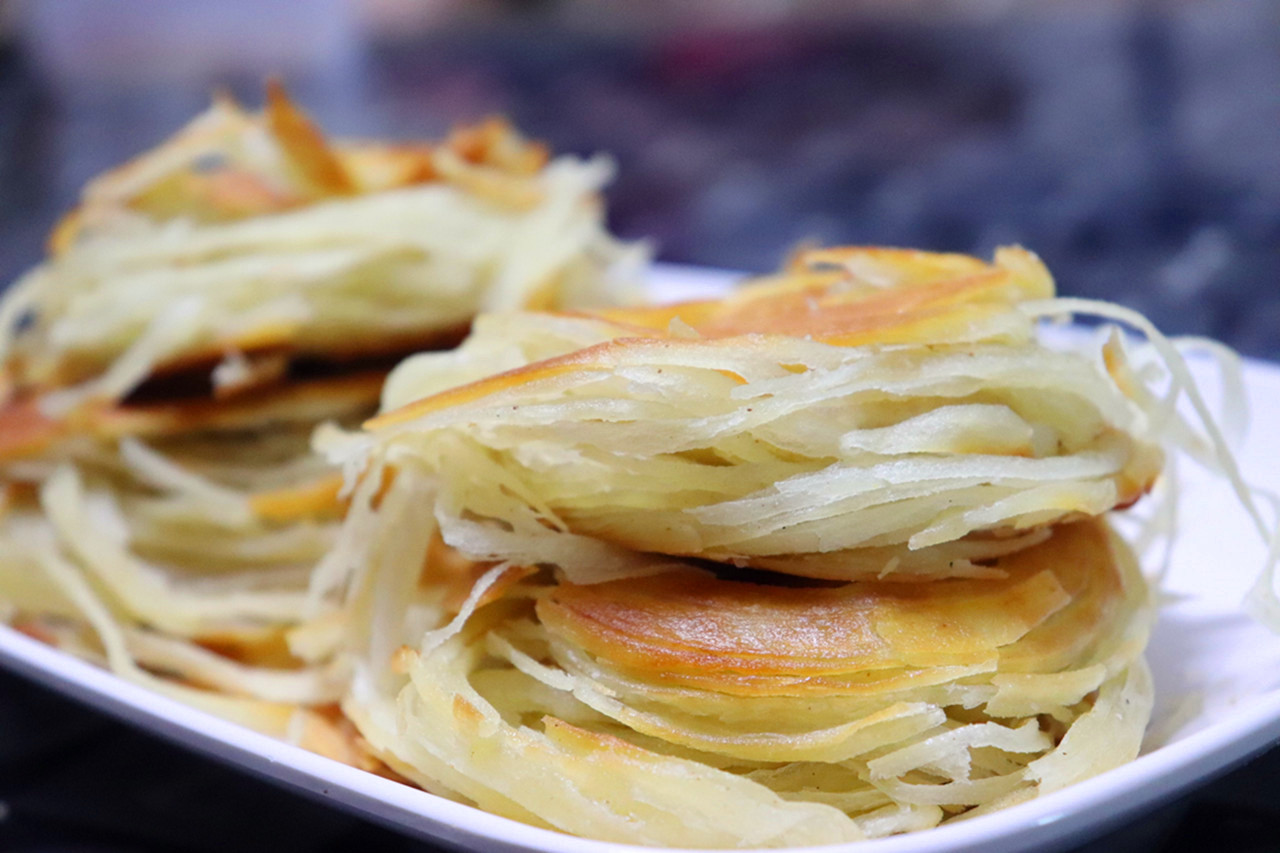 教你在家做金丝饼,做出来金黄酥脆好吃,一个简单又实用的方法