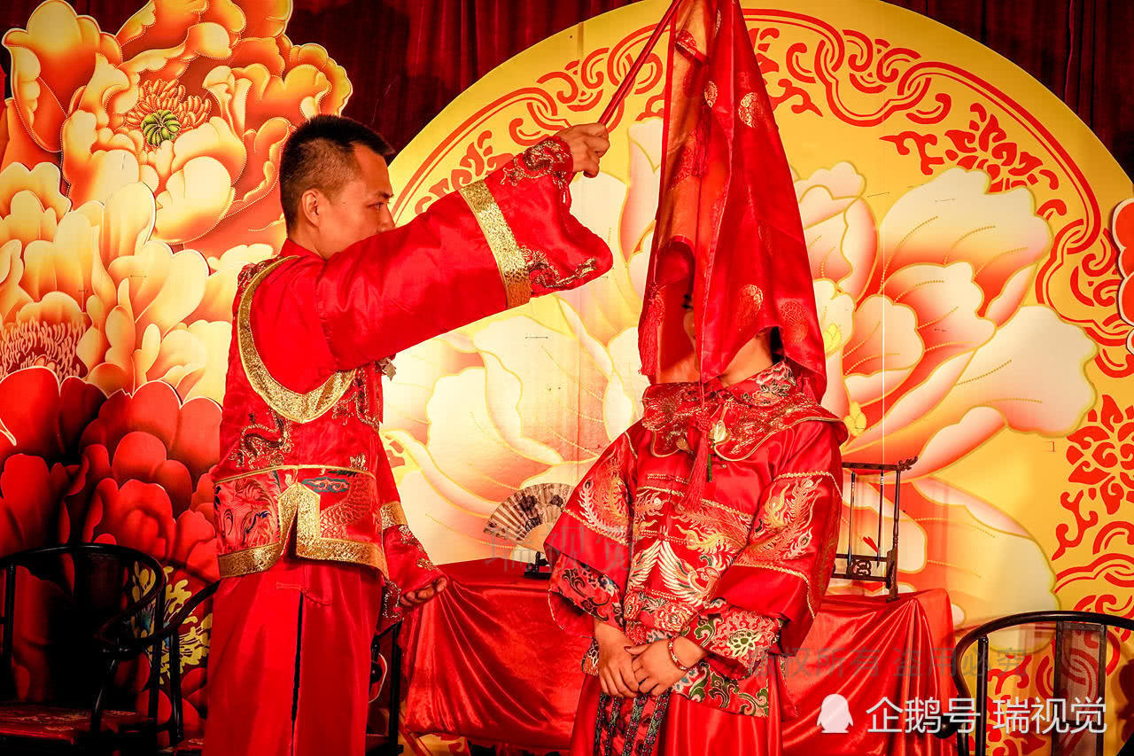 中式婚礼:掀起你的盖头来,新郎用的是称秆,别有寓意!|盖头|中式婚礼|新郎_新浪新闻