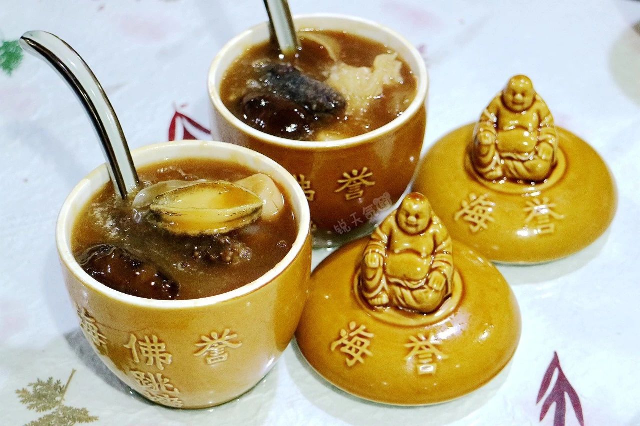 相传佛跳墙是清道光年间,福州聚园春菜馆老板郑春发所研制.