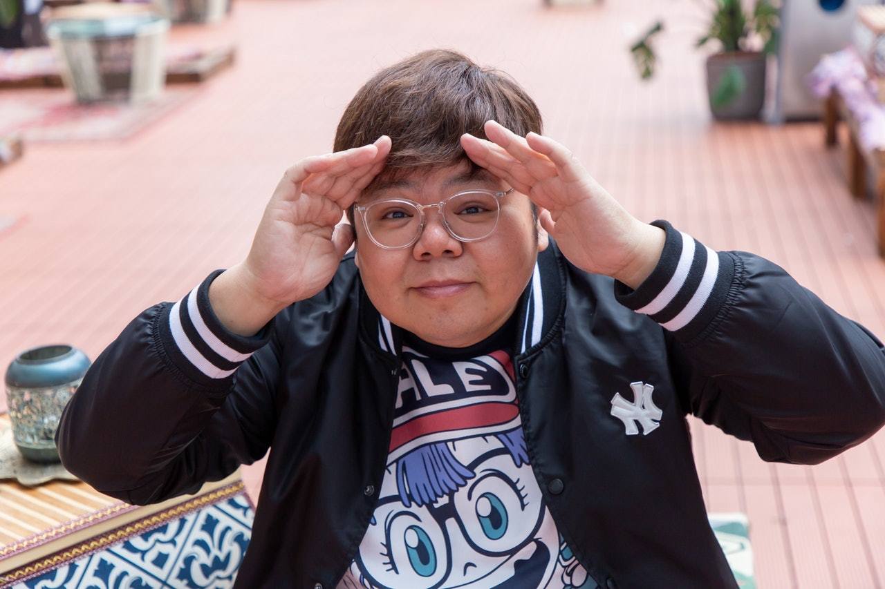 tvb演员易智远自2008年签入tvb前经历过无戏拍,被迫去做泊车仔﹑茶