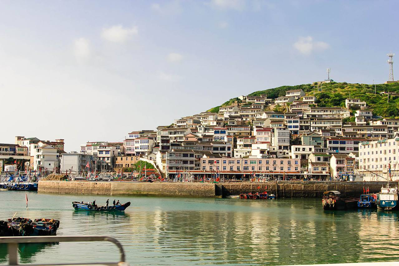 相当于我国海岛总数的20%,礁众多,星罗棋布,岛屿有舟山岛,衢山岛,六横