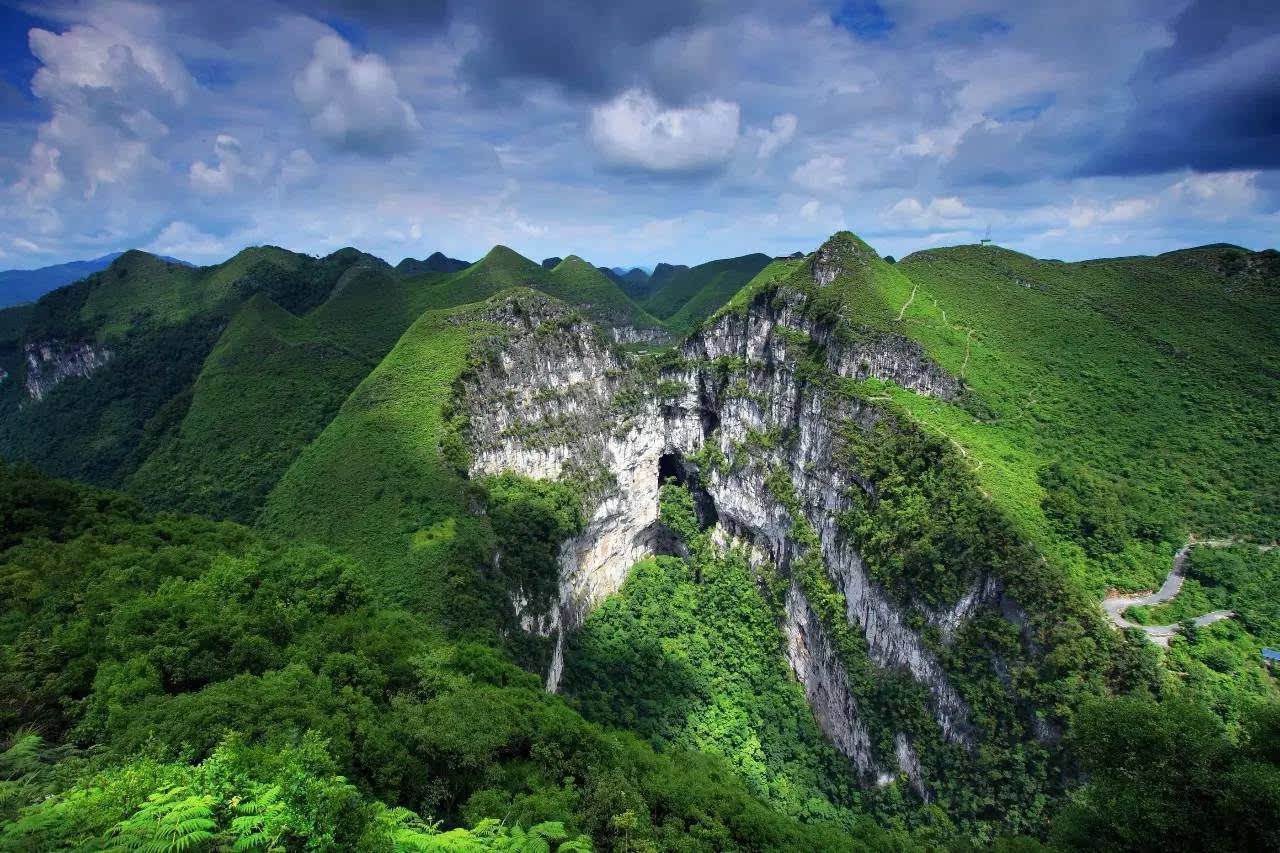 广西罕见的喀斯特溶洞群有最大地下原始森林每年吸引大量游客