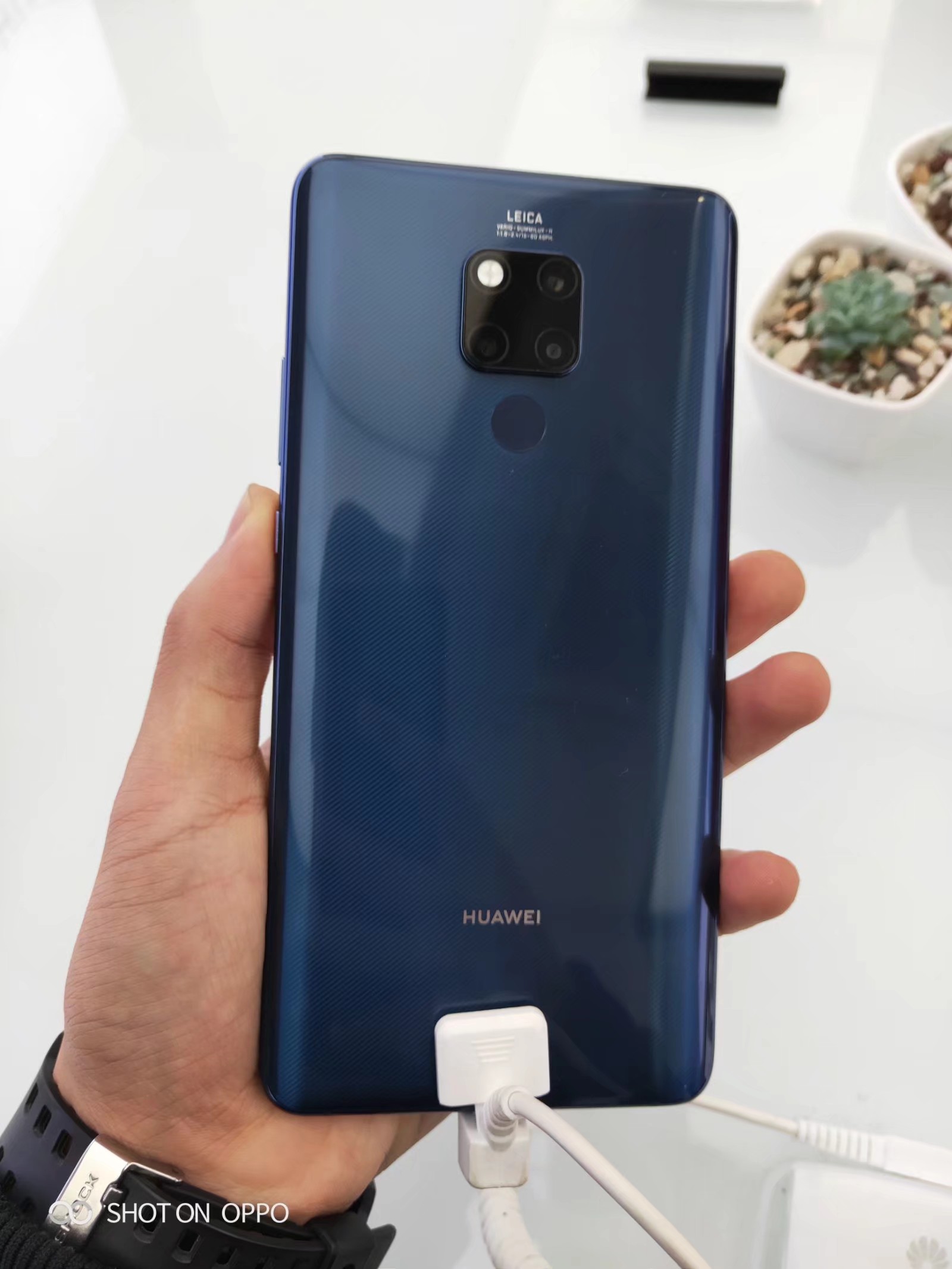 华为mate20国行版上手简评:翡冷翠配色颜值爆表__财经头条