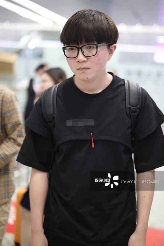 毛不易素颜现身, 私服被吐槽像路人, 网友: 颜值都在手上