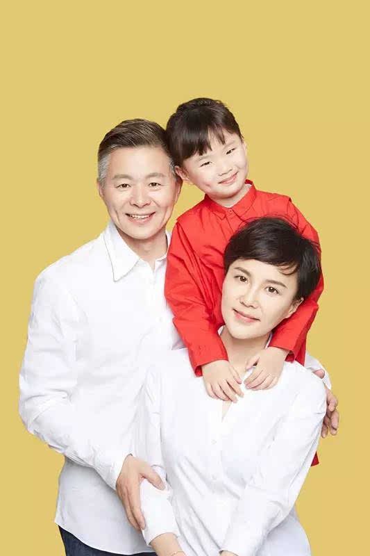 47岁王宏伟近照:西部歌王两鬓白发,九登春晚,娶才女为妻生女!