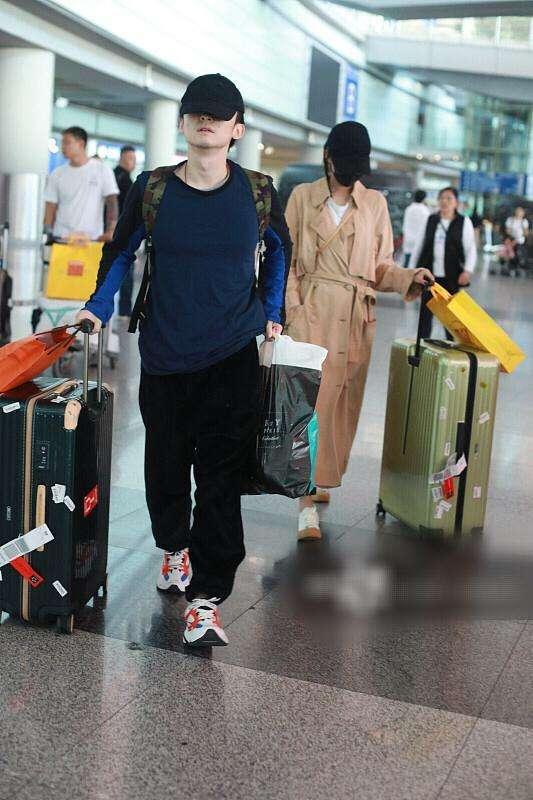 孙怡巴黎看秀与老公相伴归来董子健拎大包行李变搬运工